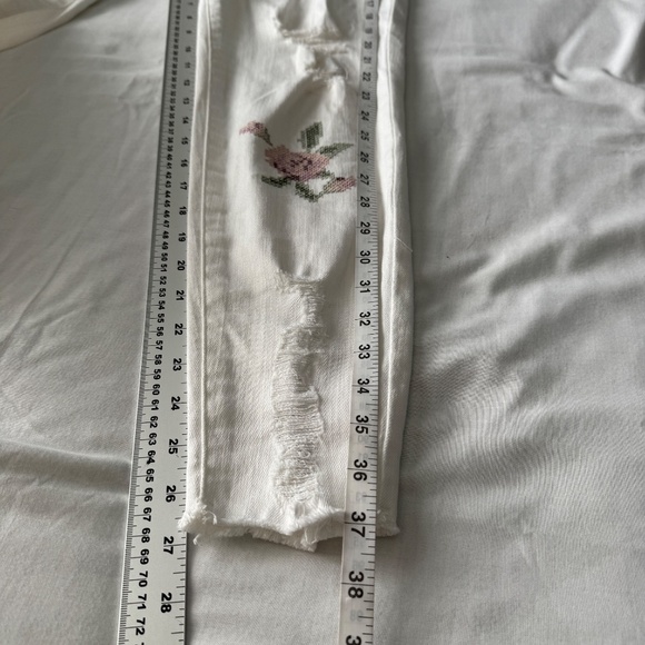 Boom Boom Jeans Women's 11 White Jeans Distressed Floral Embroidered Preppy Y2K - Picture 14 of 16